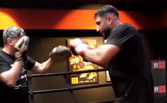 Agit Kabayel Petinju Kelas Berat