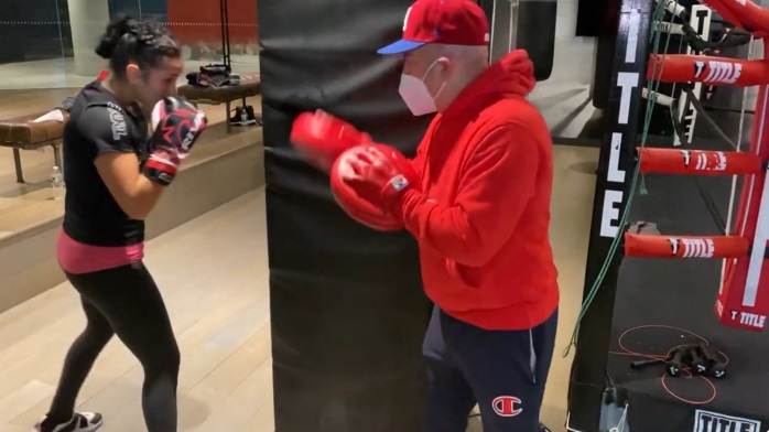 Amanda Serrano sedang berlatih